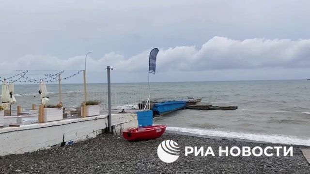 Городские пляжи в Сочи закрыты для купания из-за шторма