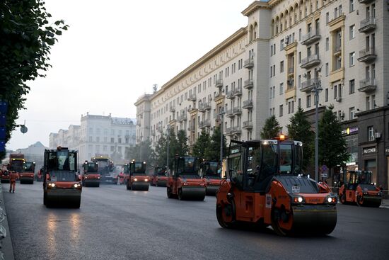 Работы по замене асфальта на участке Тверской улицы