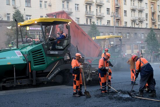 Работы по замене асфальта на участке Тверской улицы
