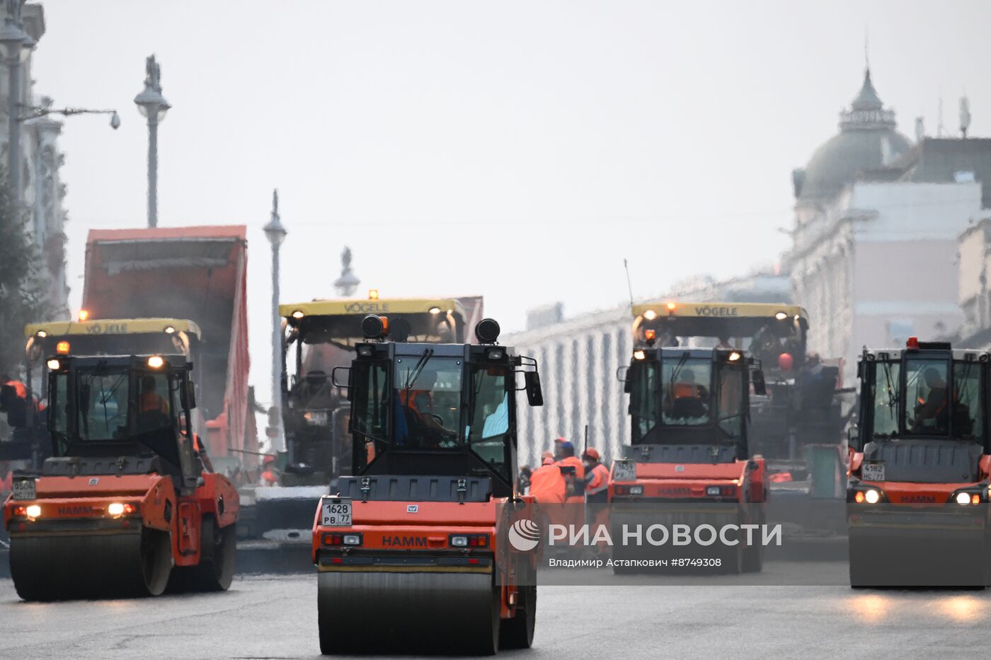 Работы по замене асфальта на участке Тверской улицы