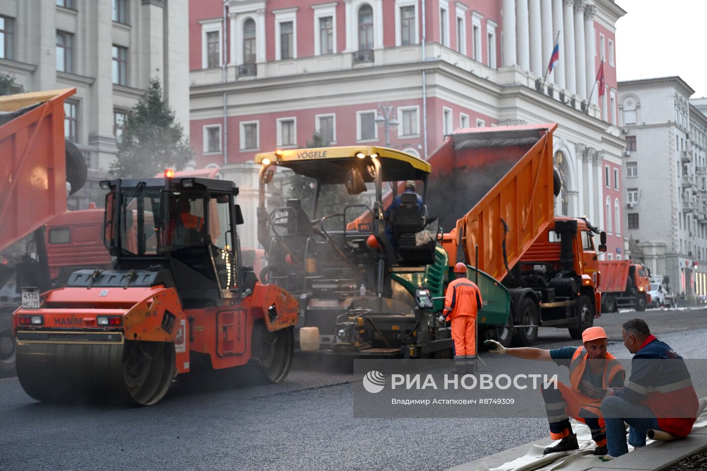 Работы по замене асфальта на участке Тверской улицы