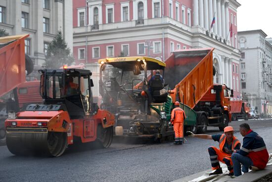 Работы по замене асфальта на участке Тверской улицы