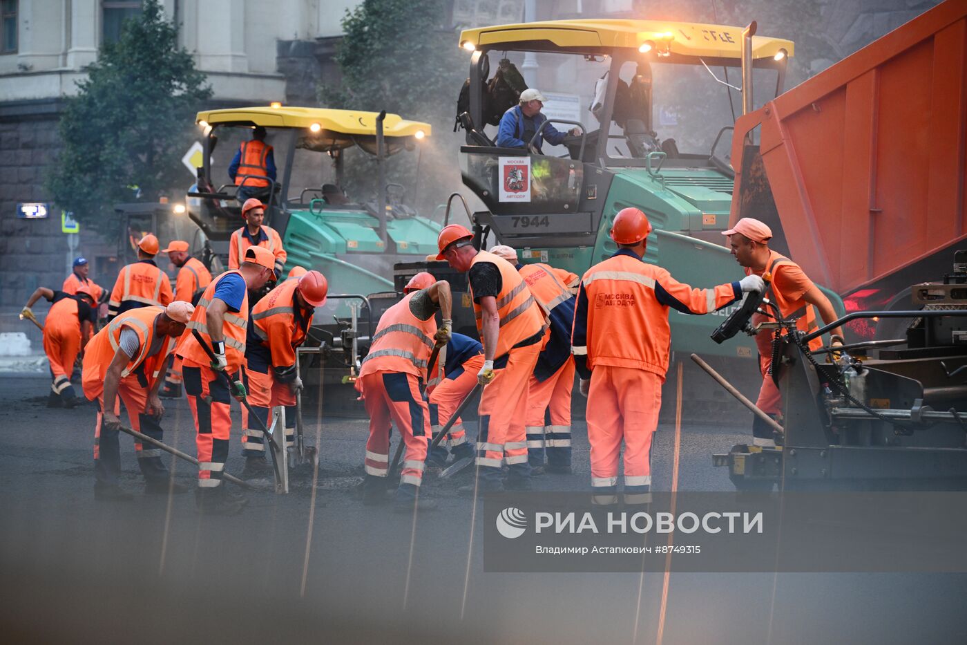 Работы по замене асфальта на участке Тверской улицы