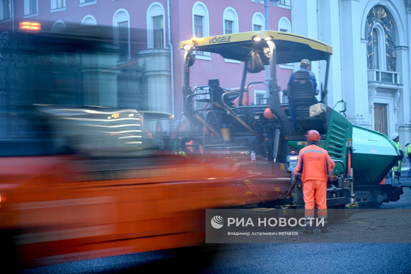 Работы по замене асфальта на участке Тверской улицы