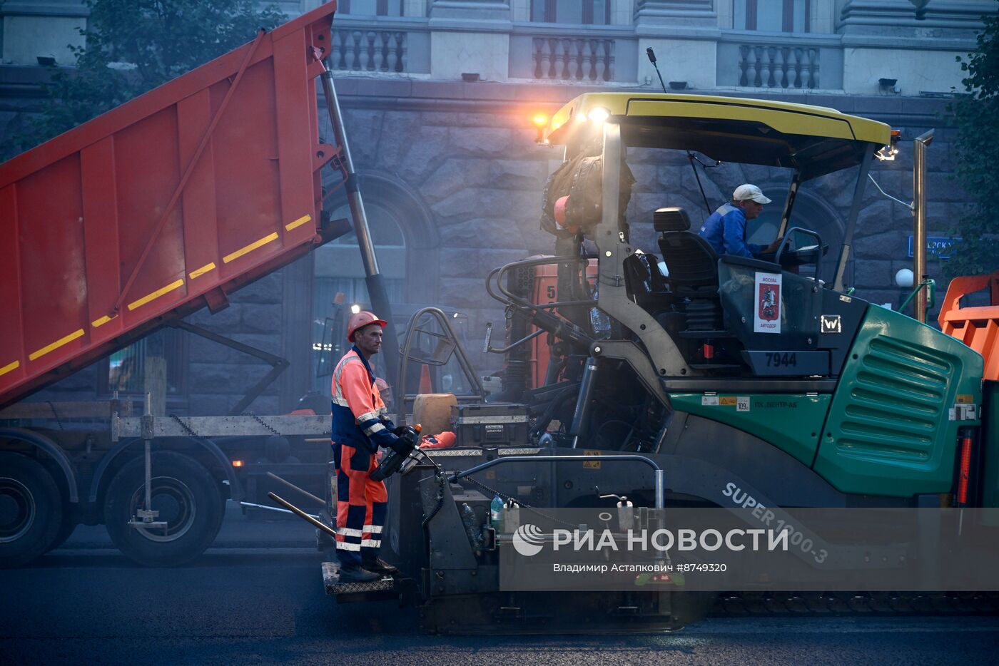 Работы по замене асфальта на участке Тверской улицы