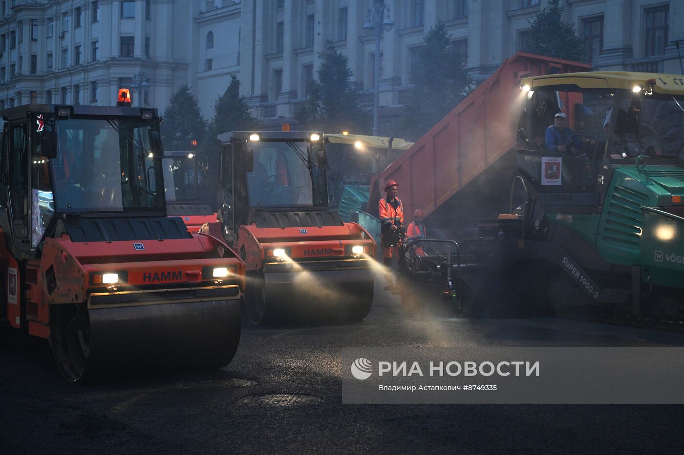 Работы по замене асфальта на участке Тверской улицы