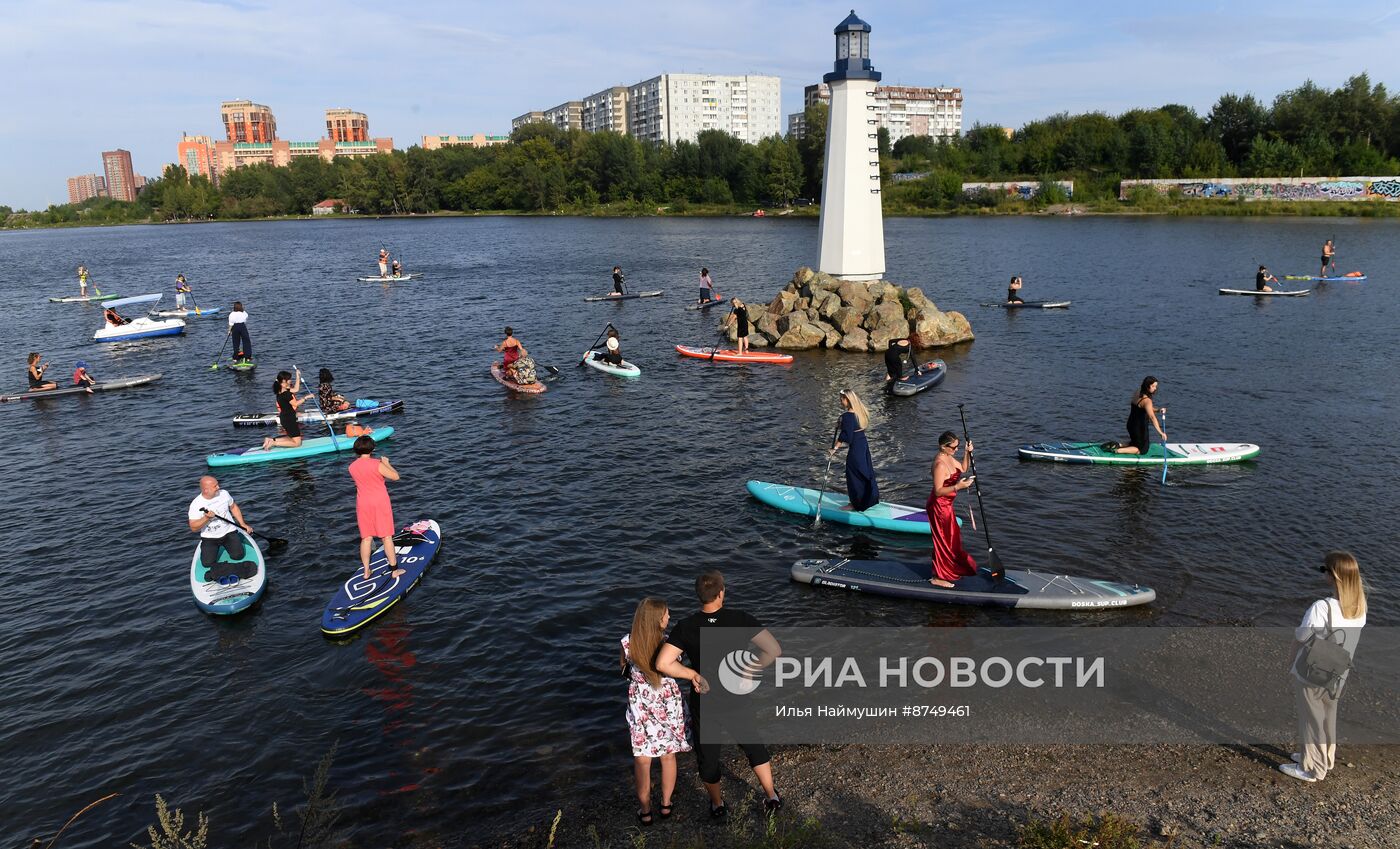 Костюмированный заплыв на сапах в Красноярске