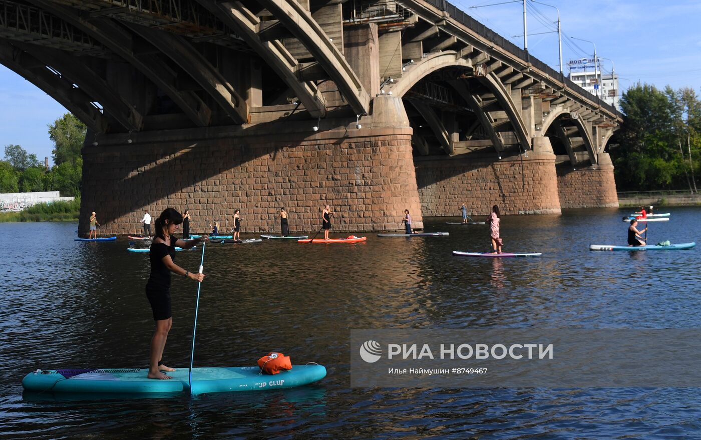 Костюмированный заплыв на сапах в Красноярске