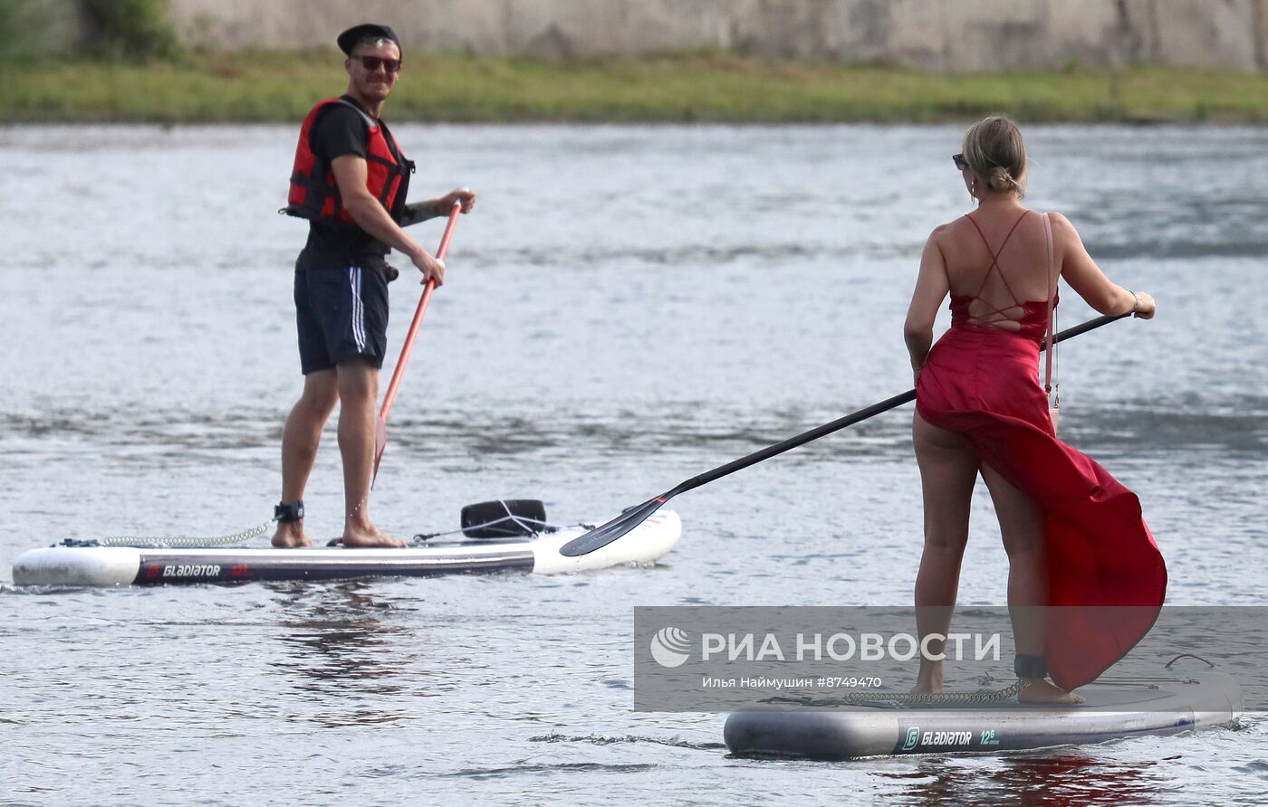 Костюмированный заплыв на сапах в Красноярске