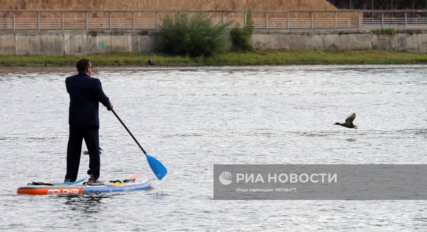 Костюмированный заплыв на сапах в Красноярске