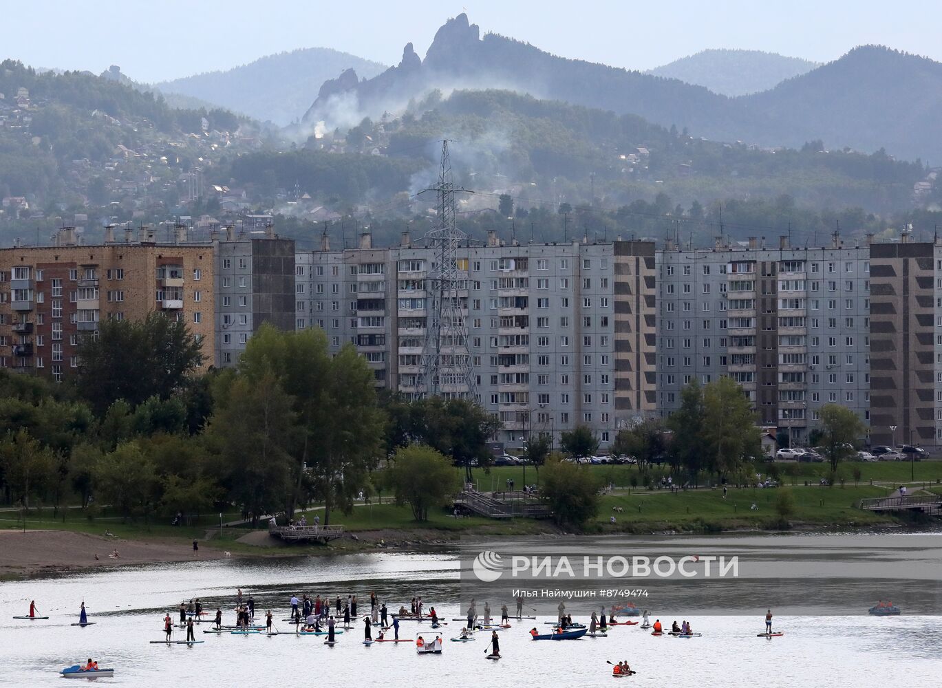 Костюмированный заплыв на сапах в Красноярске