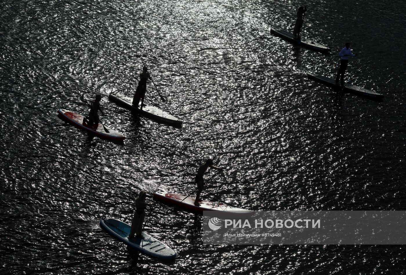 Костюмированный заплыв на сапах в Красноярске