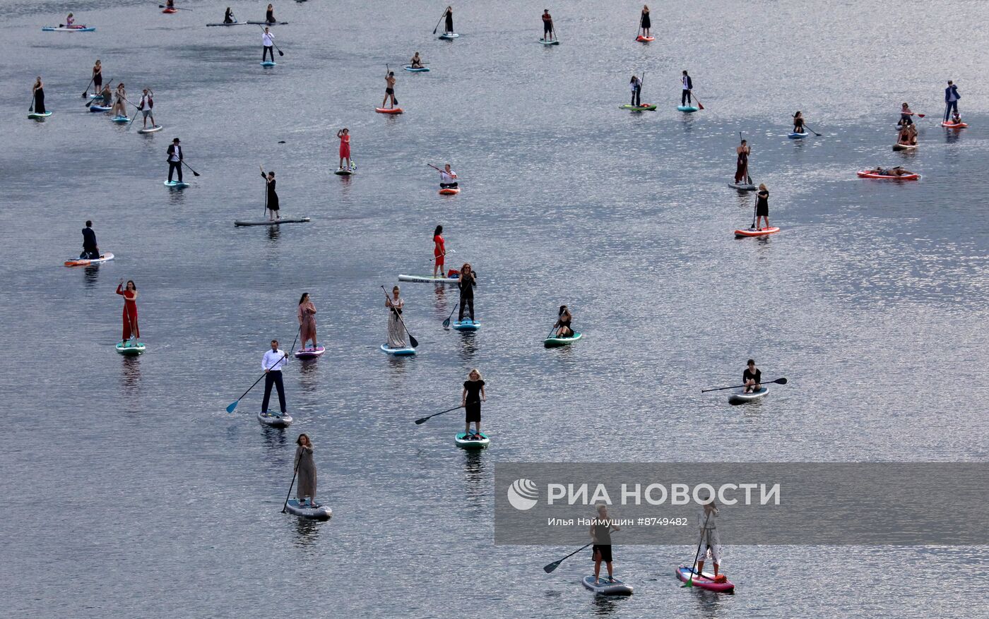 Костюмированный заплыв на сапах в Красноярске