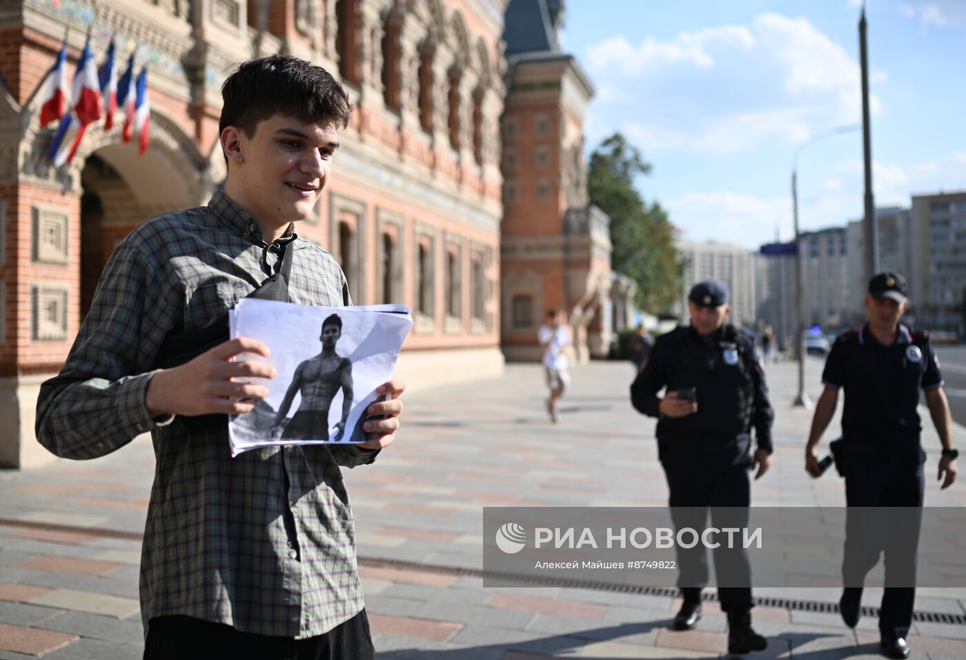 Акции в поддержку основателя Telegram Павла Дурова у посольства Франции