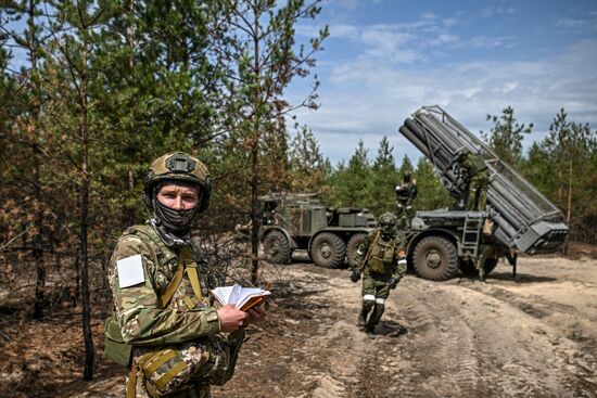 Работа расчета РСЗО "Ураган" 20-й гвардейской Краснознаменной общевойсковой армии