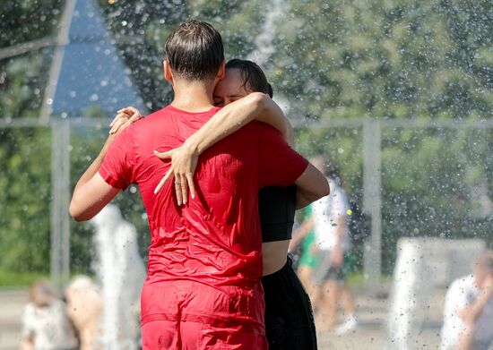 Теплый день в парке 300-летия Санкт-Петербурга