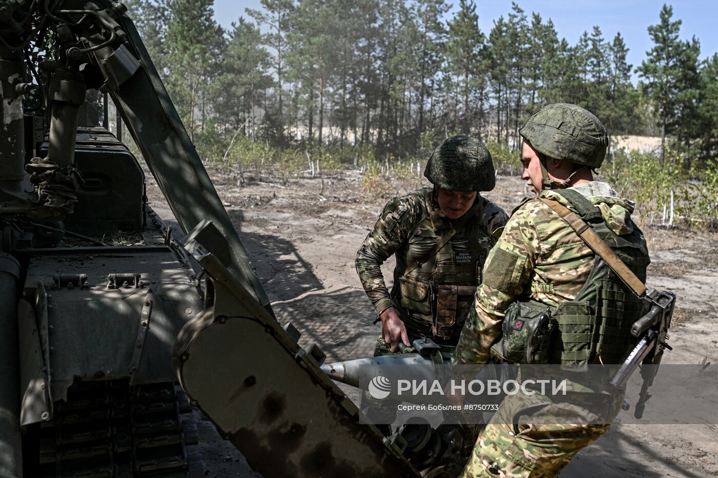 Работа артиллерийского расчета САУ "Пион" группировки войск "Запад"