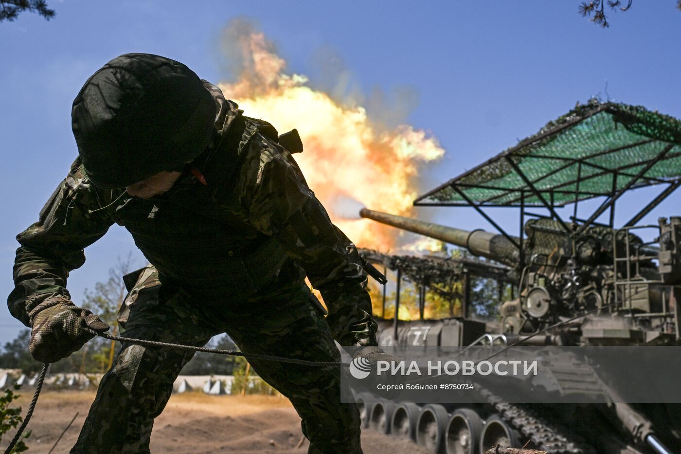 Работа артиллерийского расчета САУ "Пион" группировки войск "Запад"