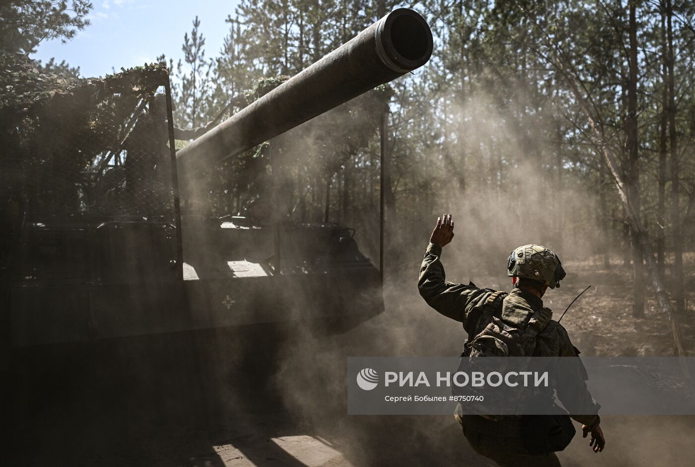 Работа артиллерийского расчета САУ "Пион" группировки войск "Запад"