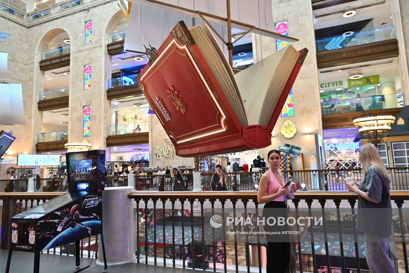 ГУМ и ЦДМ украсили ко Дню знаний в Москве