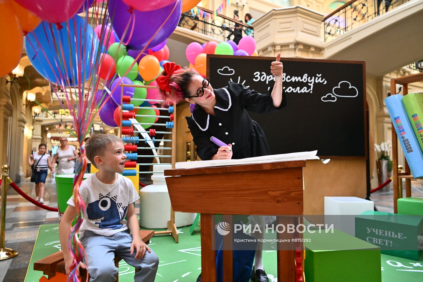 ГУМ и ЦДМ украсили ко Дню знаний в Москве
