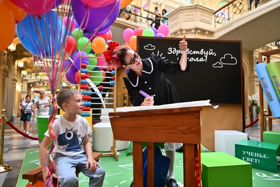 ГУМ и ЦДМ украсили ко Дню знаний в Москве