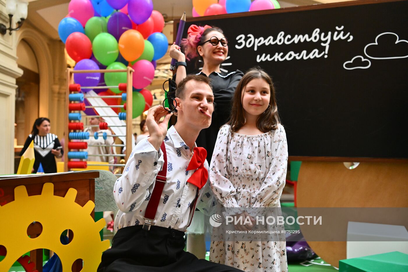 ГУМ и ЦДМ украсили ко Дню знаний в Москве