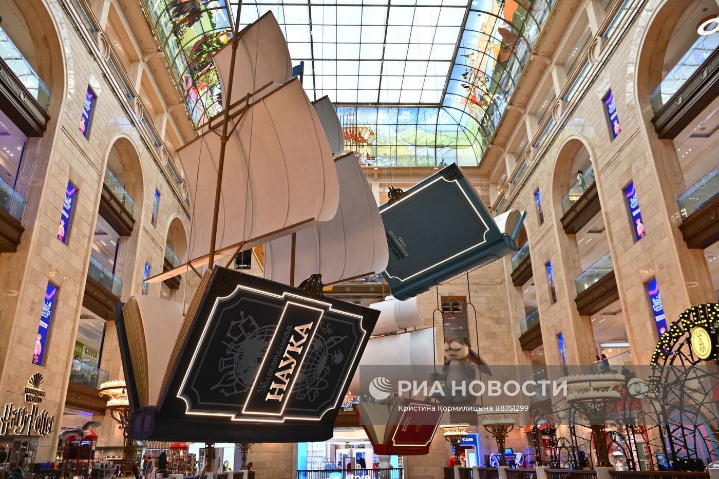 ГУМ и ЦДМ украсили ко Дню знаний в Москве