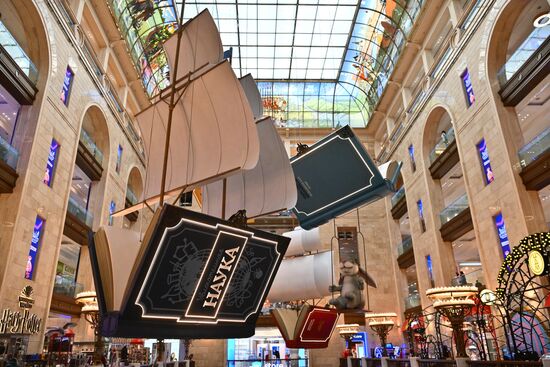 ГУМ и ЦДМ украсили ко Дню знаний в Москве