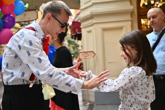 ГУМ и ЦДМ украсили ко Дню знаний в Москве