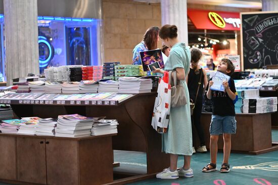 ГУМ и ЦДМ украсили ко Дню знаний в Москве