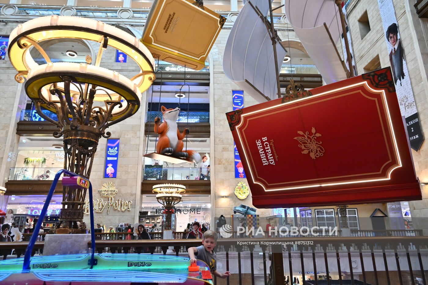 ГУМ и ЦДМ украсили ко Дню знаний в Москве