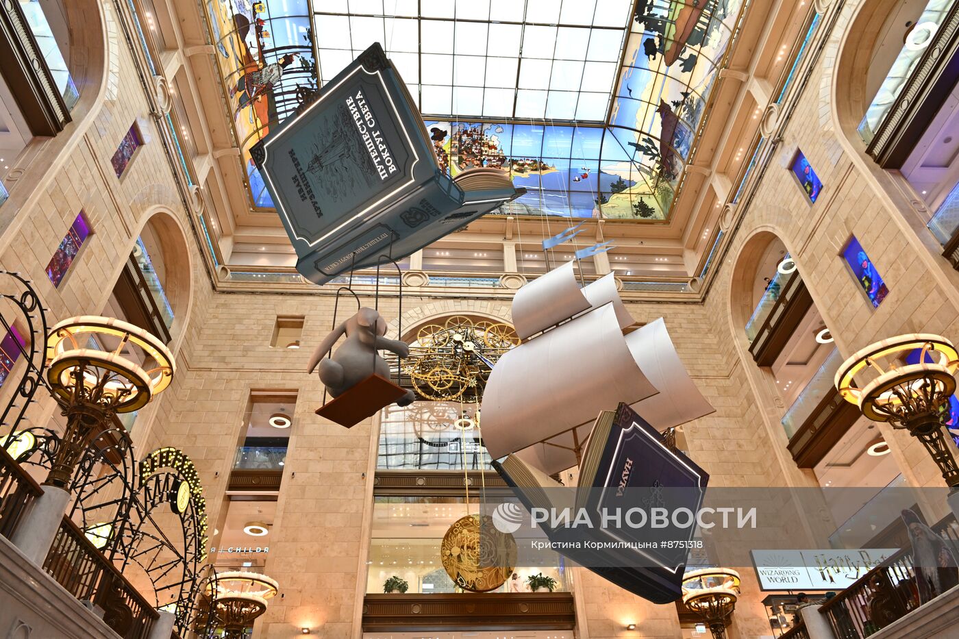 ГУМ и ЦДМ украсили ко Дню знаний в Москве