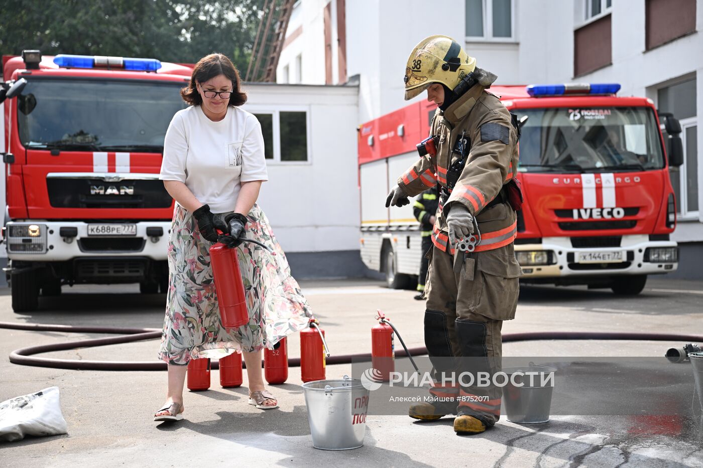 Учения по отработке действий при ЧС в московской школе