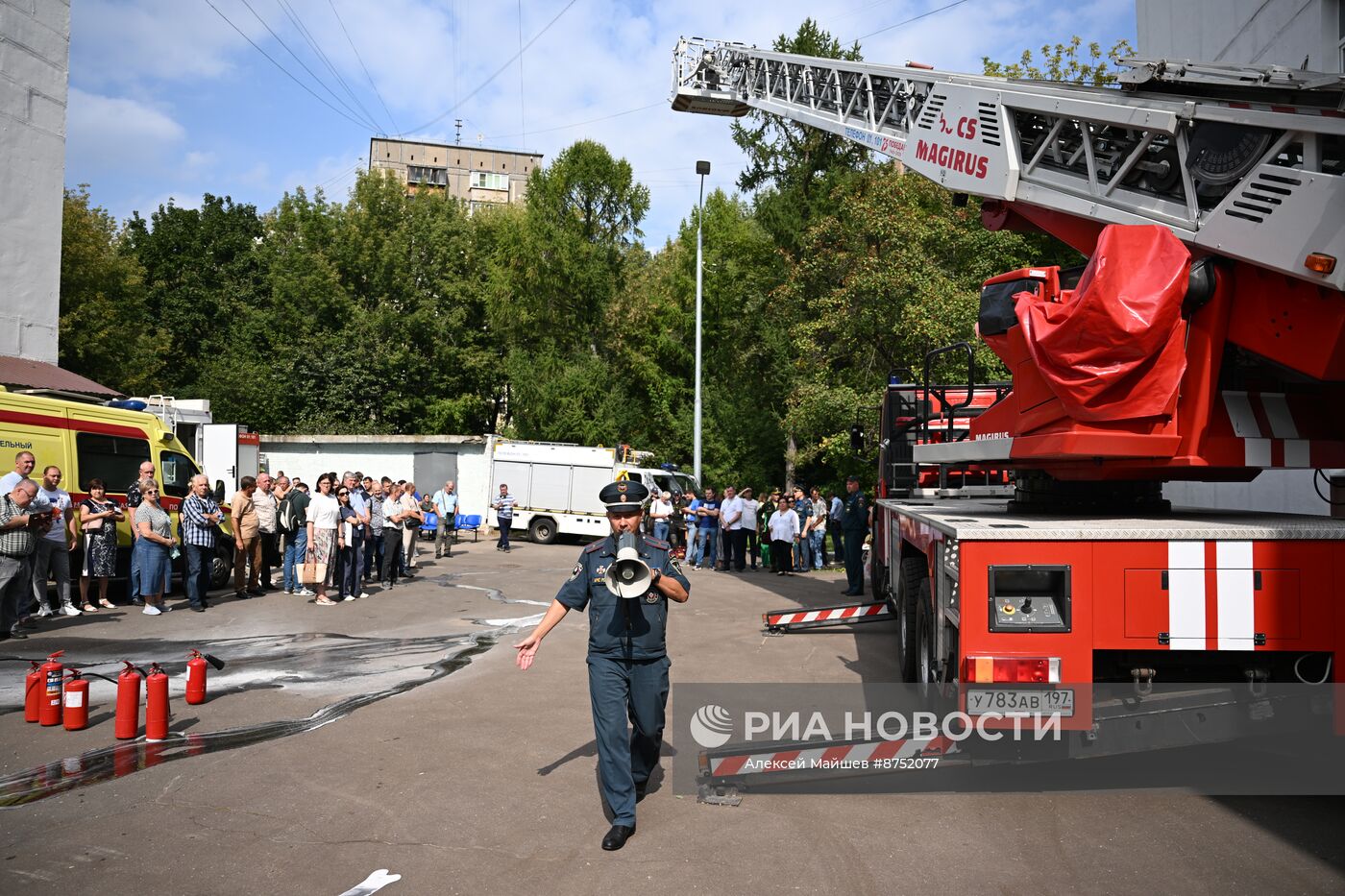 Учения по отработке действий при ЧС в московской школе