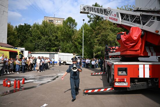 Учения по отработке действий при ЧС в московской школе