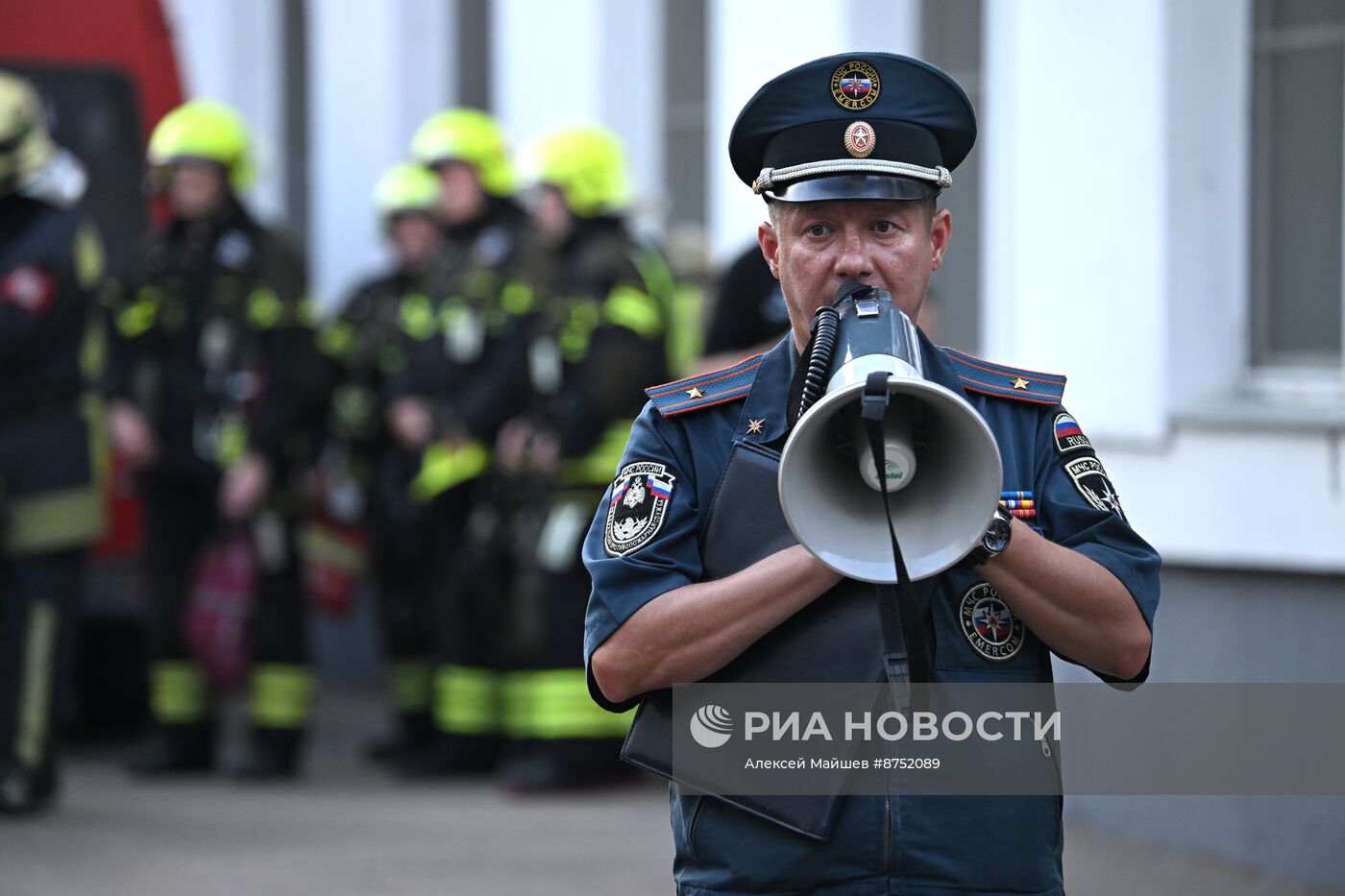 Учения по отработке действий при ЧС в московской школе