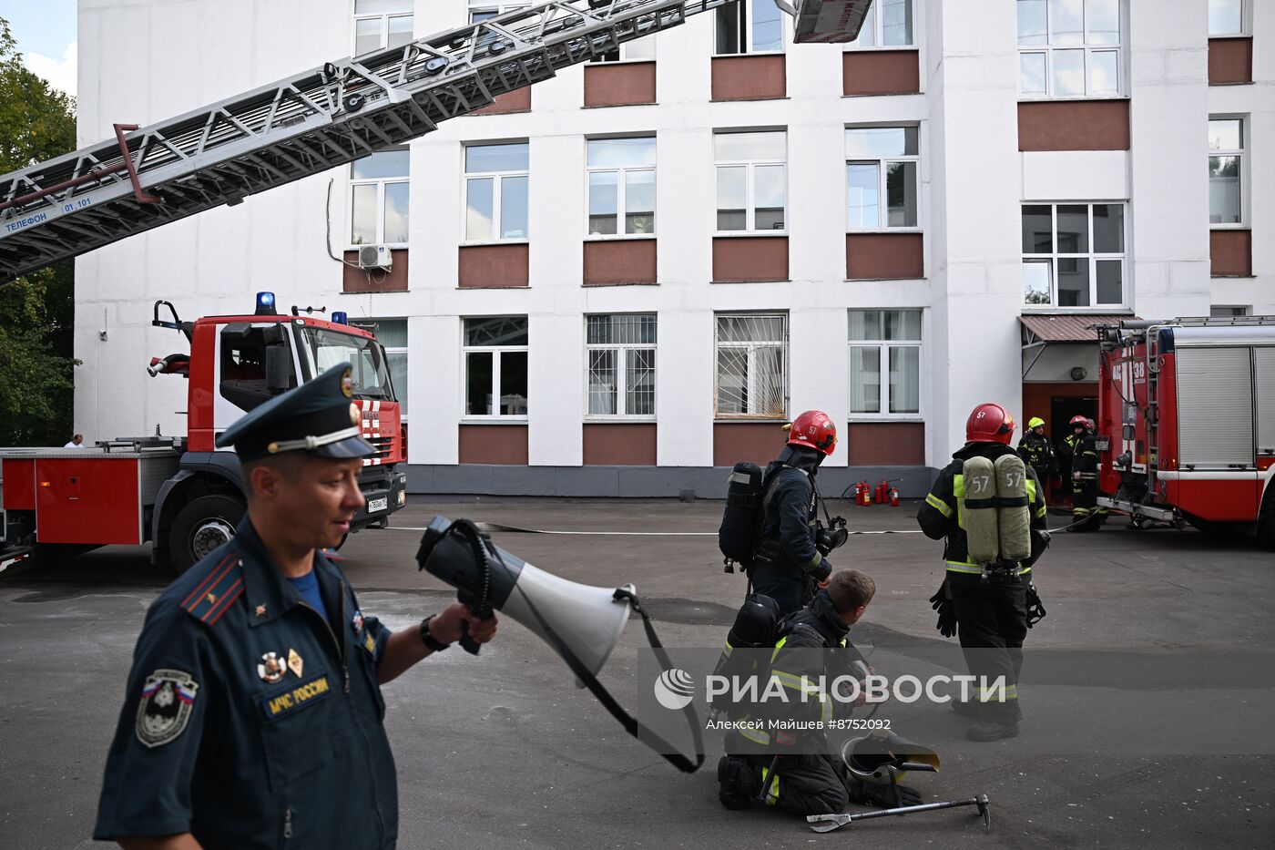 Учения по отработке действий при ЧС в московской школе