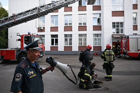 Учения по отработке действий при ЧС в московской школе