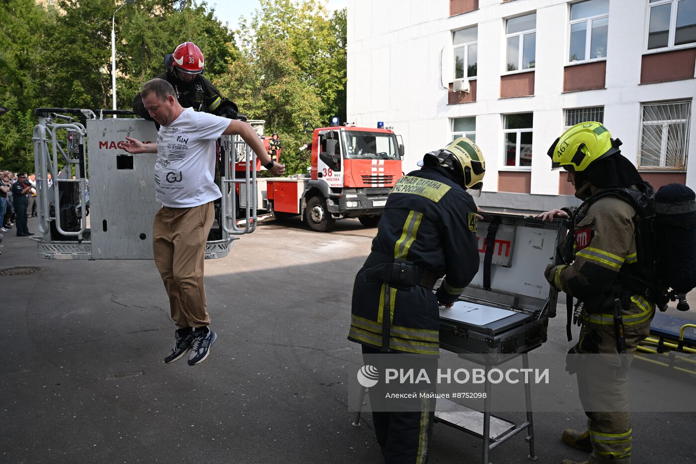 Учения по отработке действий при ЧС в московской школе