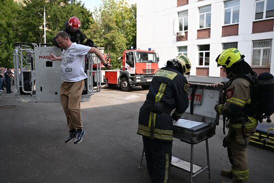 Учения по отработке действий при ЧС в московской школе