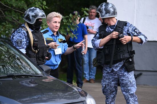 Учения по отработке действий при ЧС в московской школе