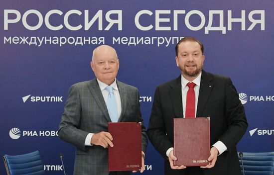 Подписание соглашения между МИА "Россия сегодня" и Фондом Росконгресс