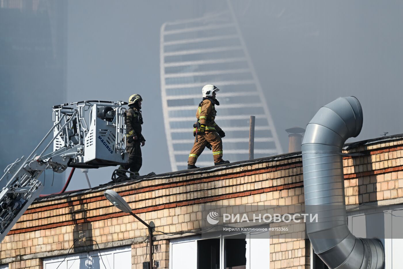 Пожар в административном здании на Бережковской набережной в Москве