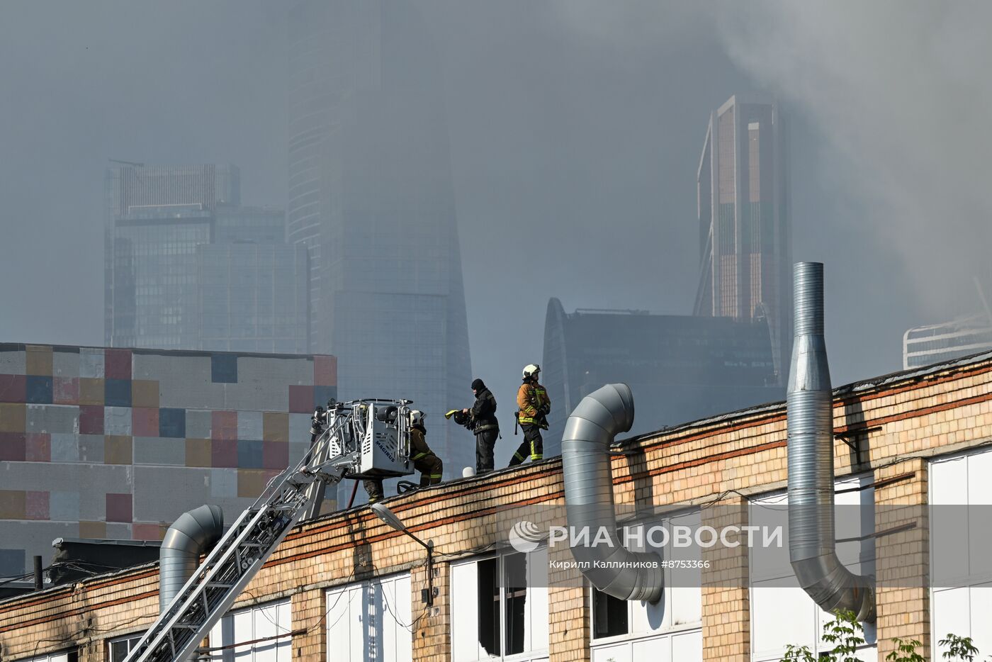 Пожар в административном здании на Бережковской набережной в Москве