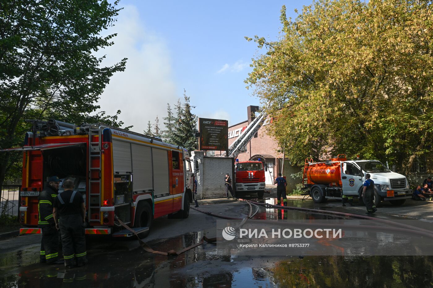 Пожар в административном здании на Бережковской набережной в Москве