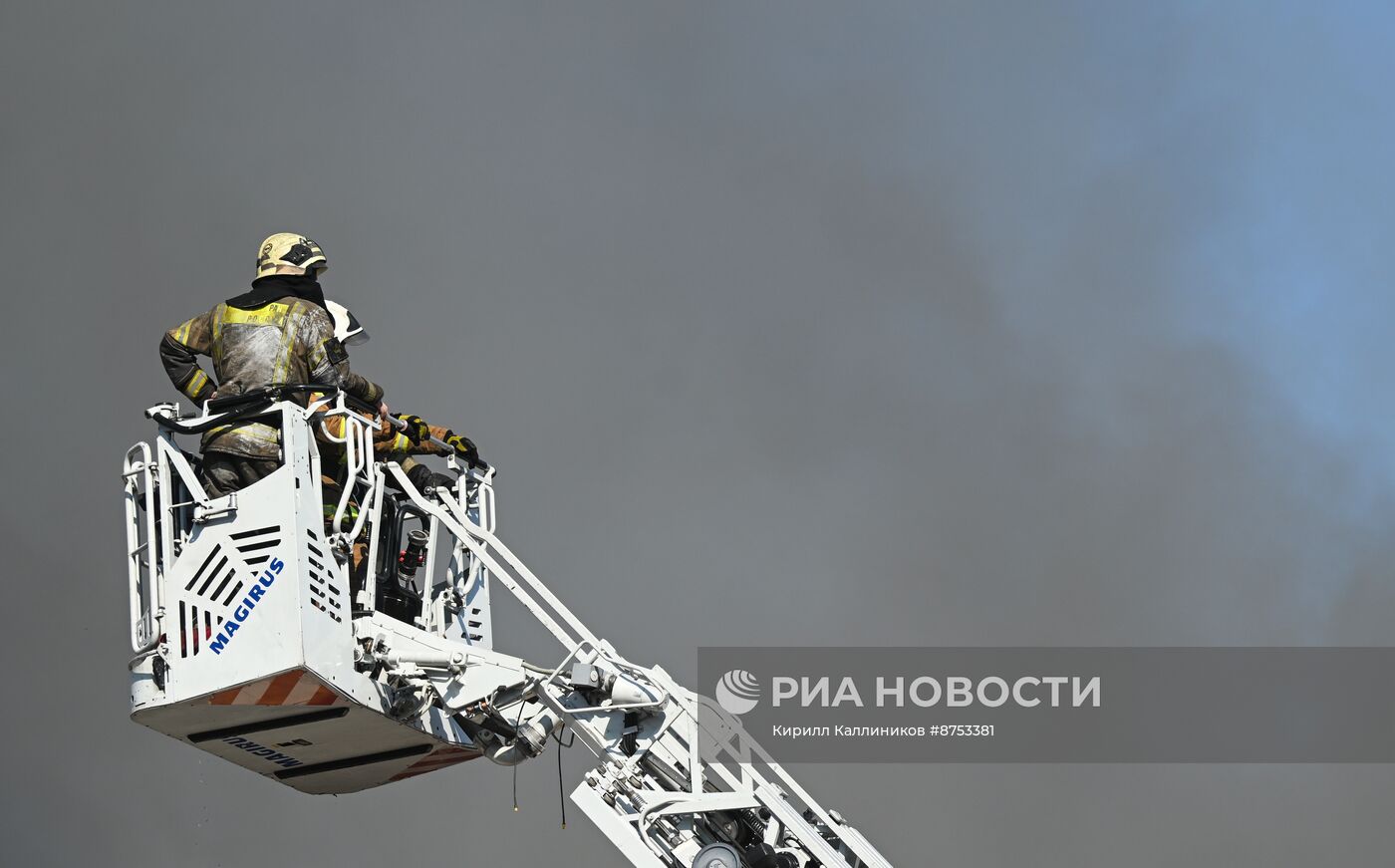 Пожар в административном здании на Бережковской набережной в Москве