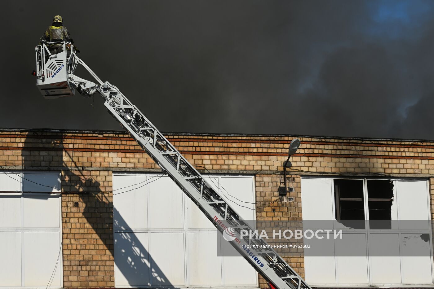 Пожар в административном здании на Бережковской набережной в Москве