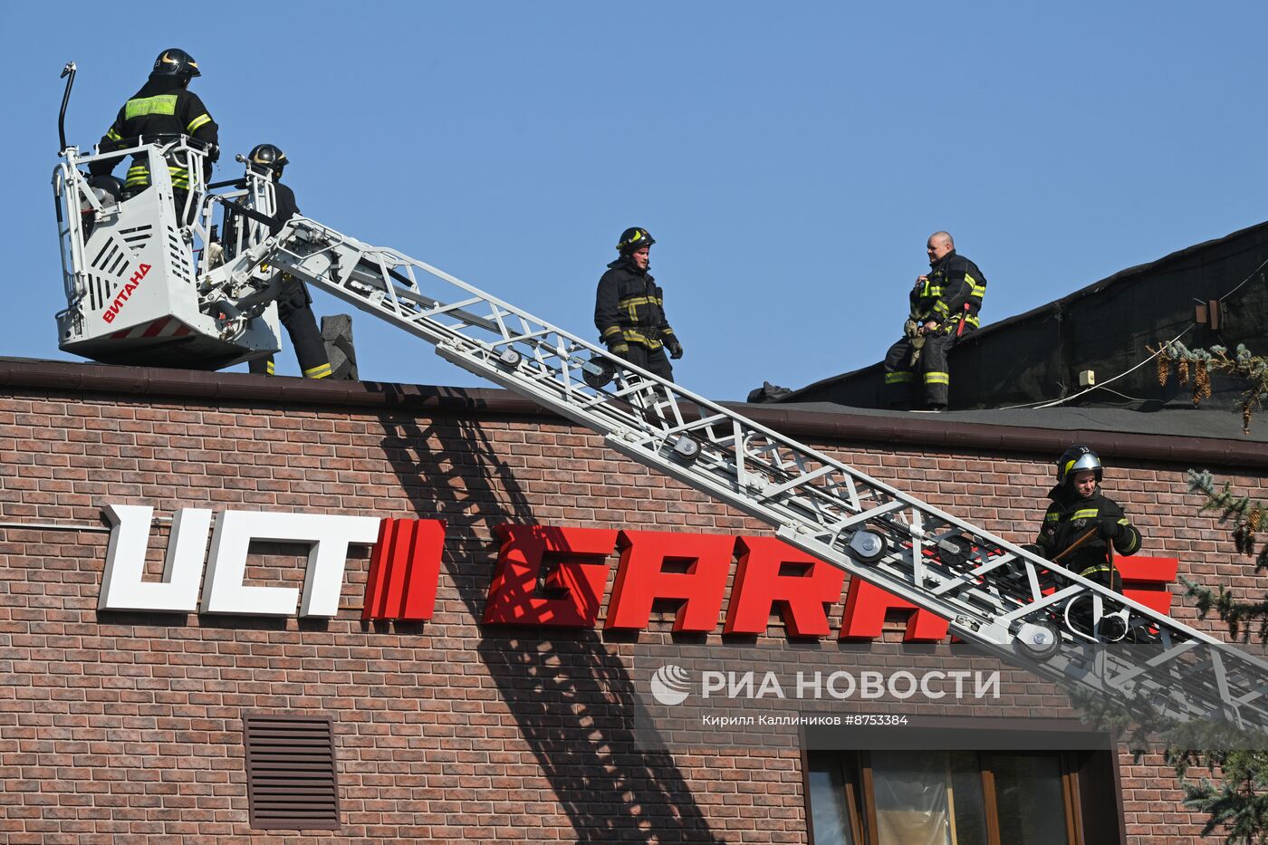 Пожар в административном здании на Бережковской набережной в Москве