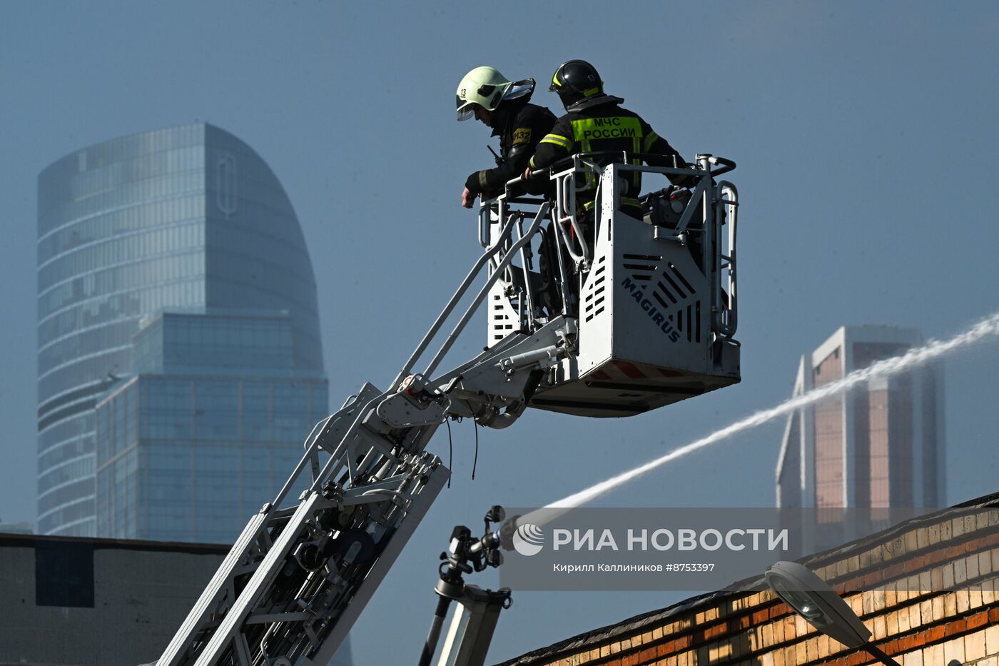 Пожар в административном здании на Бережковской набережной в Москве